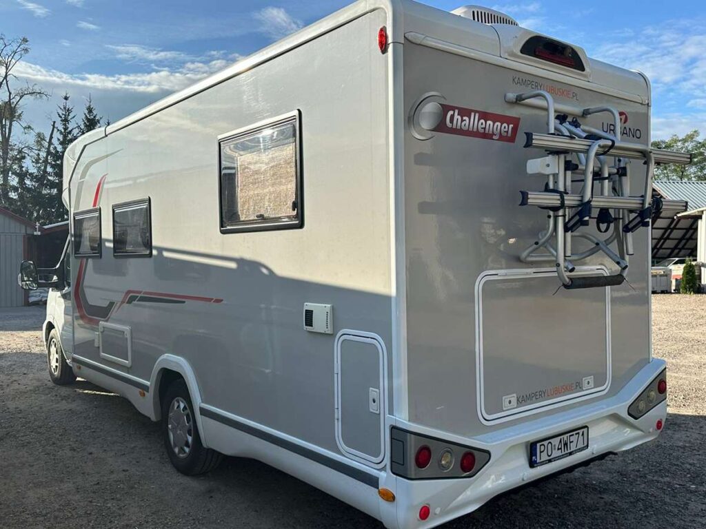 Szary kamper po serwisie na placu firmy bilcamp